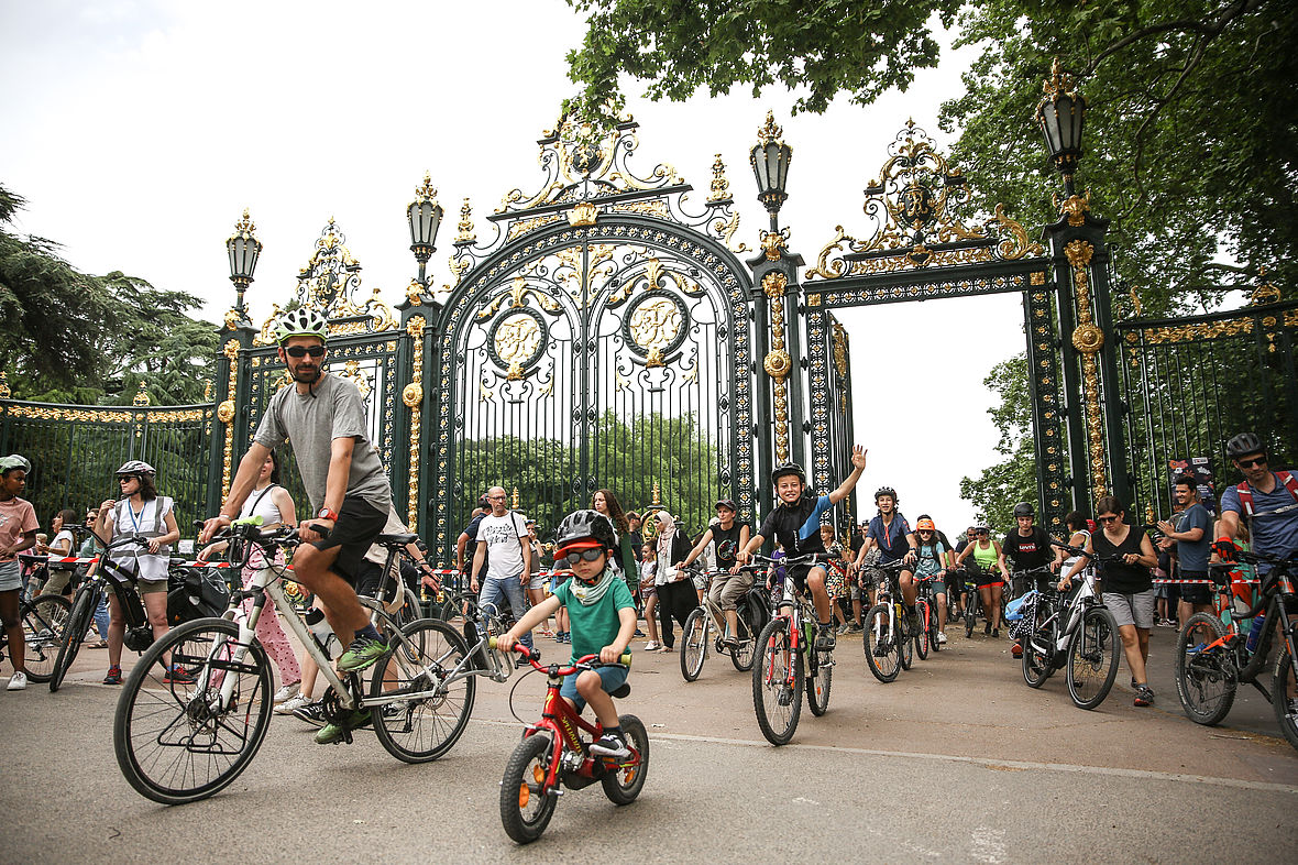 Photo d'enfants sortant du parc de la tête d'or à vélo