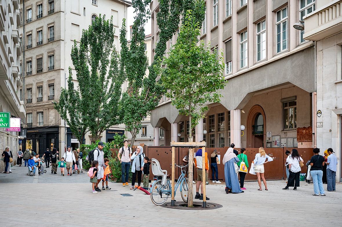 Photo de la sortie d'école de rue Fabre à Lyon