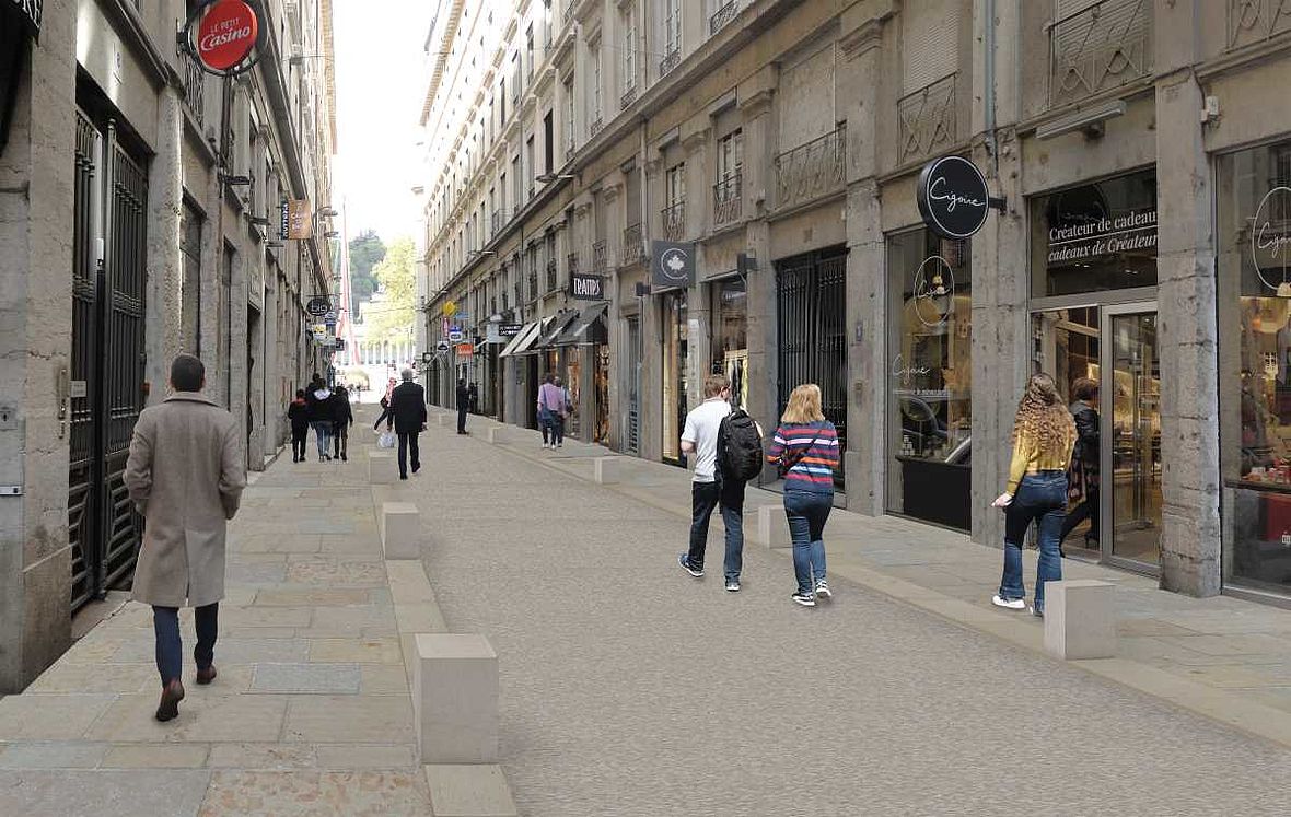 Perspective de la rue de l'ancienne préfecture, sans voiture