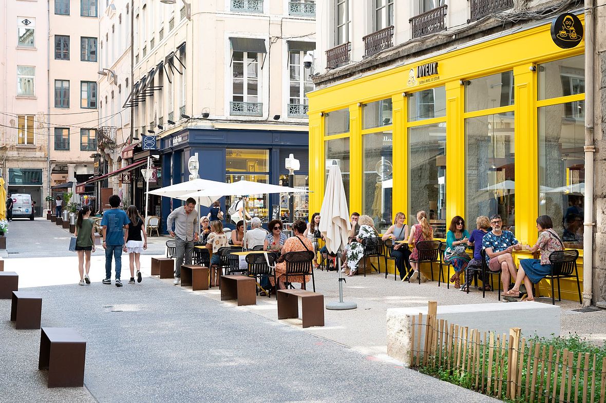 Photo de la terrasse du café Joyeux dans la rue des 4 chapeaux à Lyon